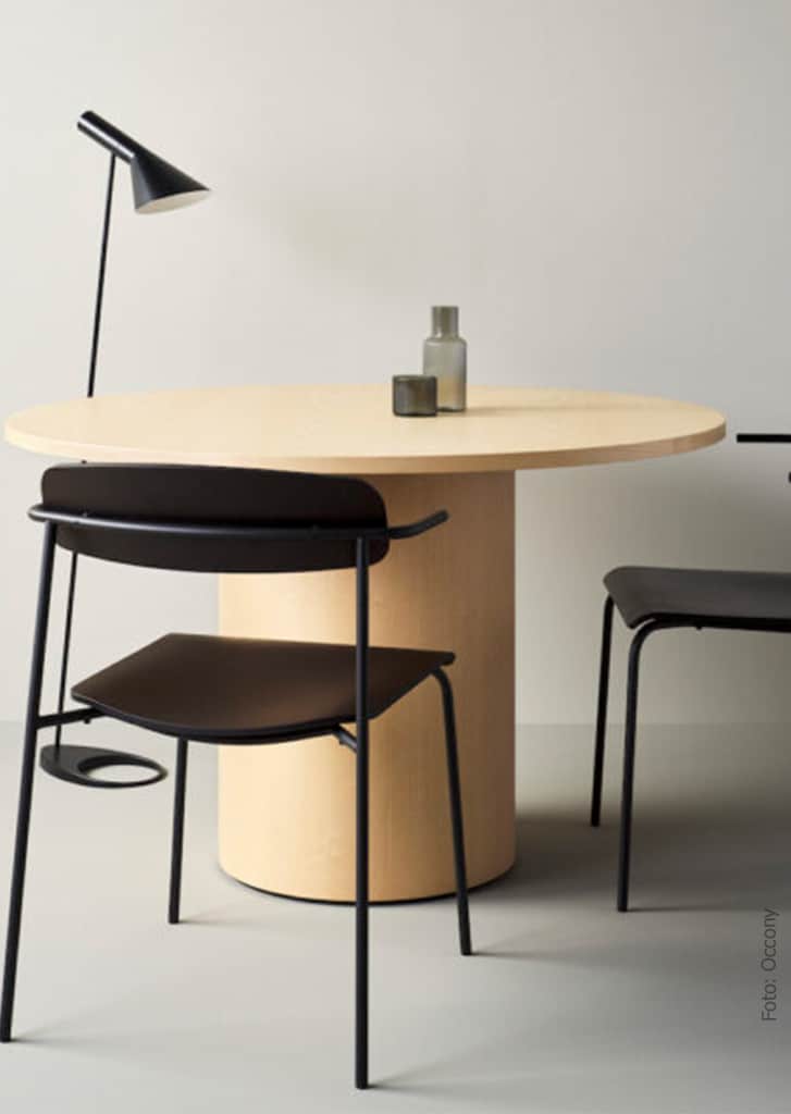 Zwarte stoelen met tafel en lamp