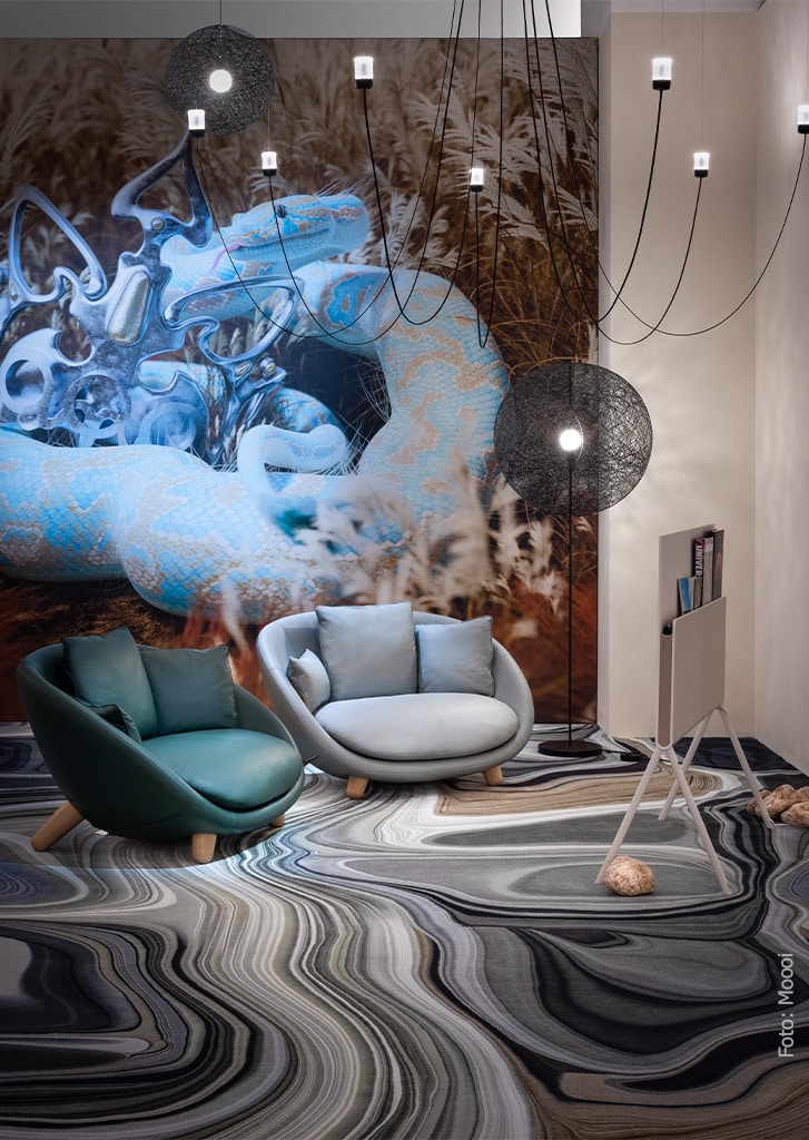 Salone del Mobile blauwe stoel en gekleurd behang van Moooi