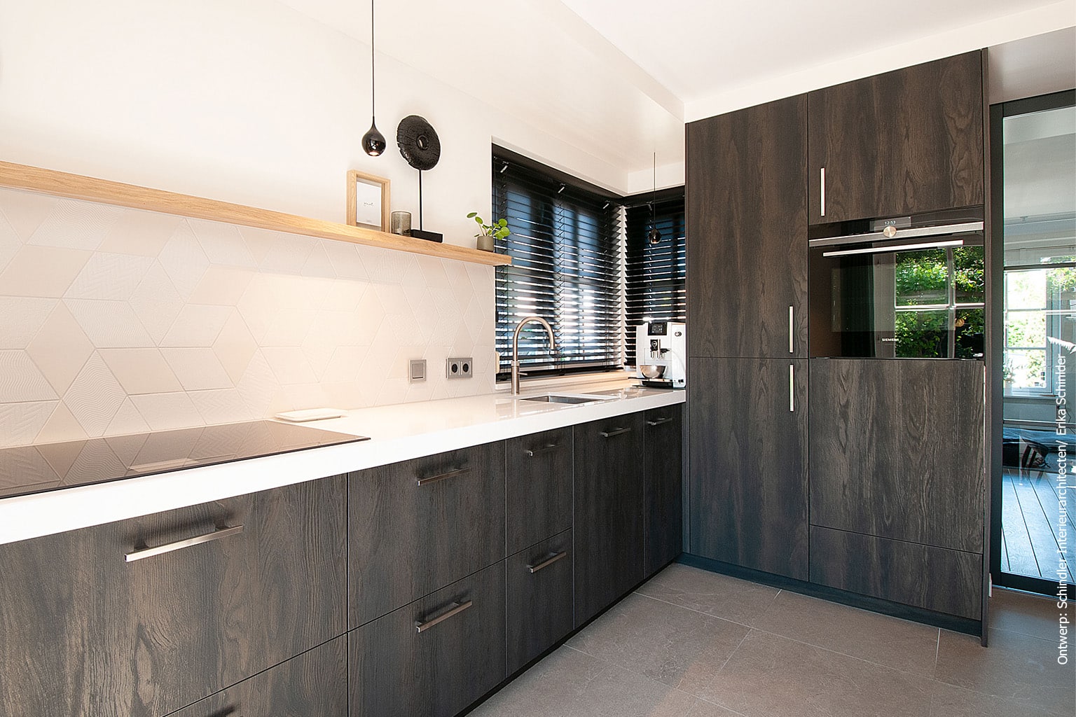 Keuken gemaakt met donkerbruin decoratief plaatmateriaal houtlook