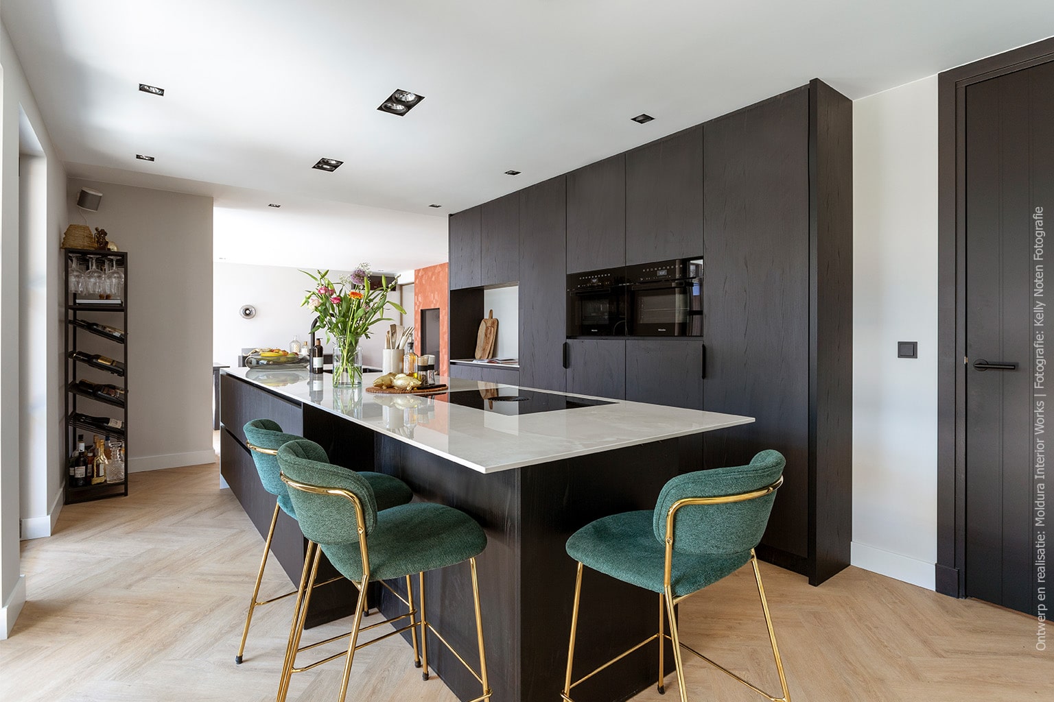 Stijlvolle zwarte keuken met matte houtstructuur