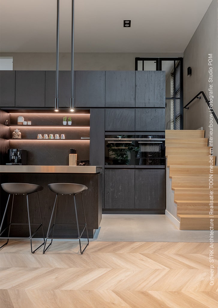 Maatwerk keuken met modern zwart houtdecor